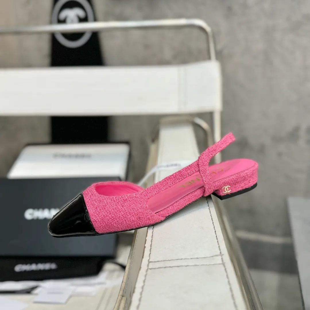👟👟Ex-factory price 480👟👟 CHANEL Chanel flat bottom series🌹Fashionable classic sandals loved by all stars Fabric [👉] Mixed sheepskin👣🐏 Lining [👉] Silk sheep lining👣🐏 Insole [👉] Silk sheep👣🐏 Sole [👉] Genuine leather outsole imported from Italy 🌻 Packaging [👉] Chanel original box packaging 🌸 Code number [🦶🏻] 34-42 (⚠️34.41.42 is a custom code and cannot be returned or exchanged. Please understand)